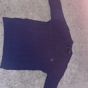 Marinblå kabelstickad tröja från GANT - Kabelstickad marinblå tröja från GANT i premium bomull med storlek S herr. Köpte den ny för 799kr . Mitt pris 149kr. Modellen är 177 och väger 65kg och passar perfekt på.