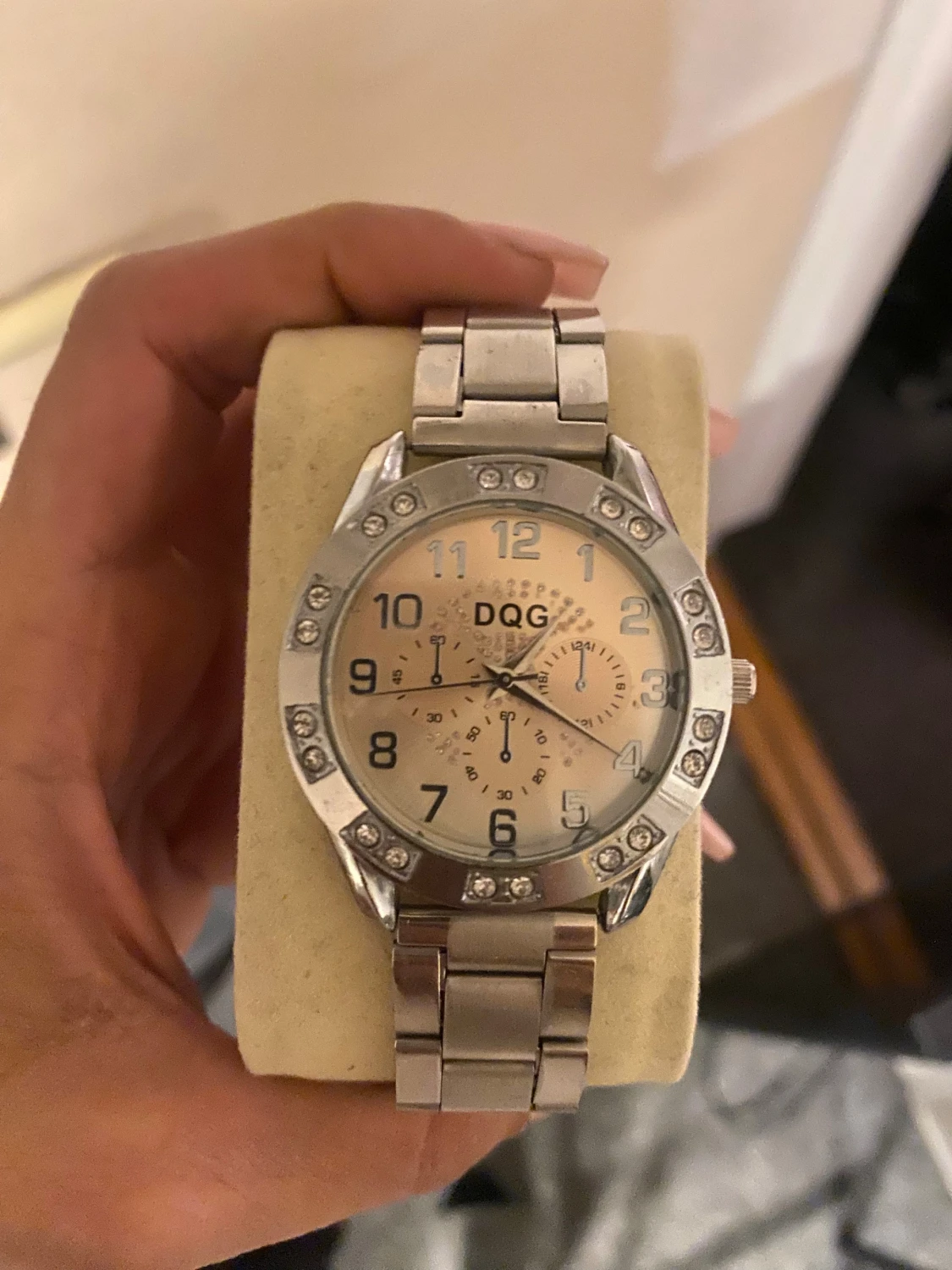 DQG silverfärgad klocka med stenar