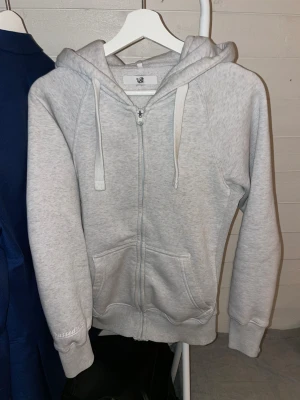 Russemerch hoodie - Säljer en jättesnygg russemerch hoodie med dragkedja. Knappt använts överhuvudtaget då den är för liten. Skick 9/10. Nypris 749kr.