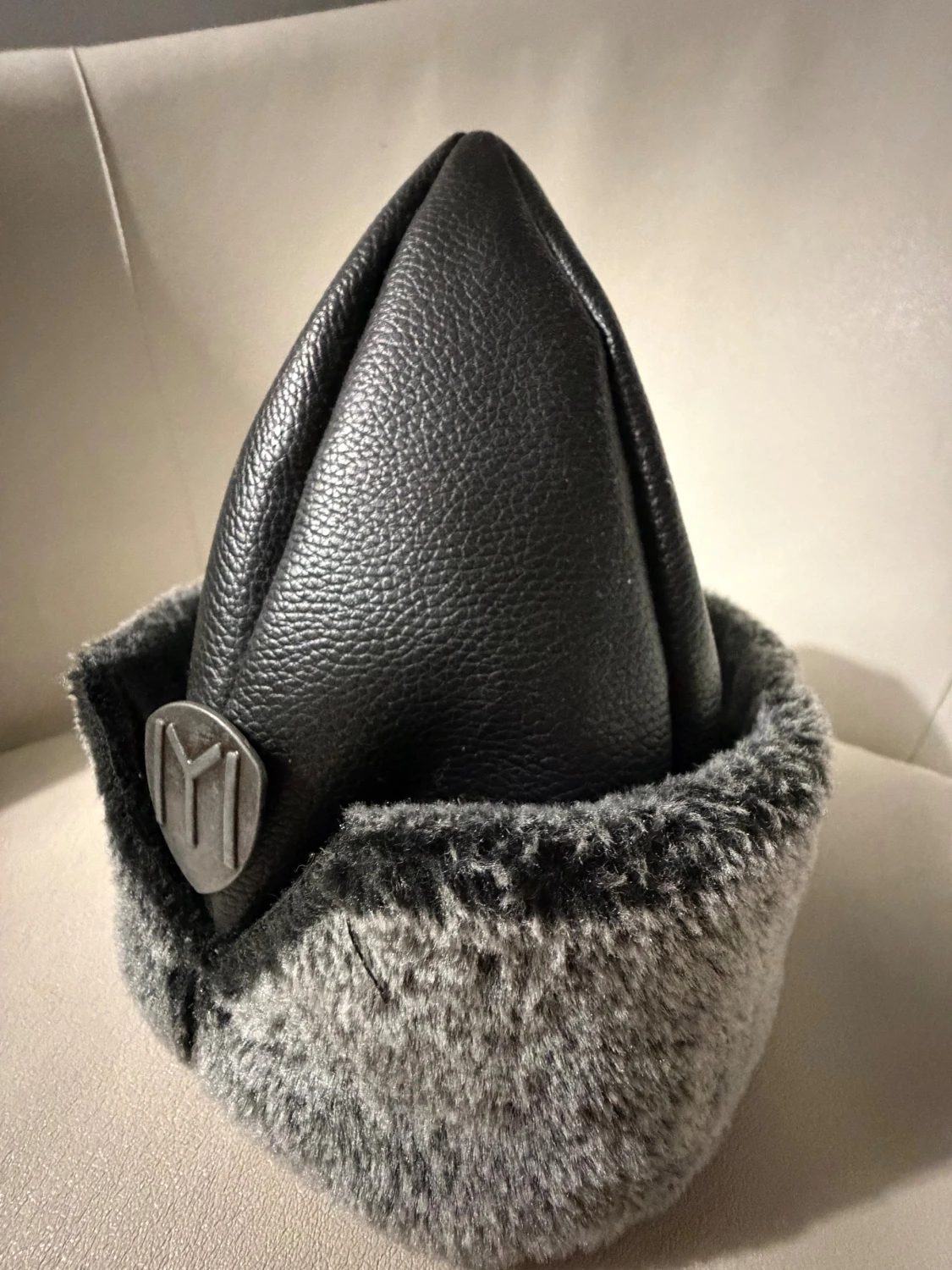 Svart pälsfodrad hatt med emblem( osmaklig) - 2