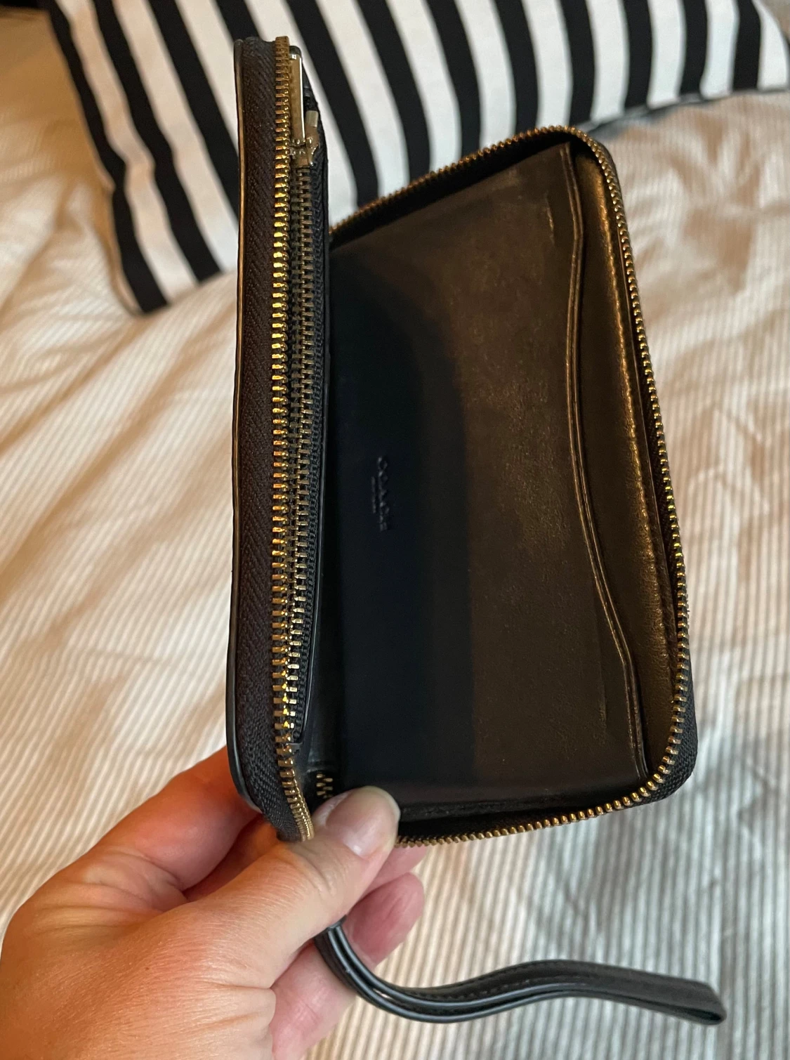 Svart plånbok med handledsrem från Coach - 4