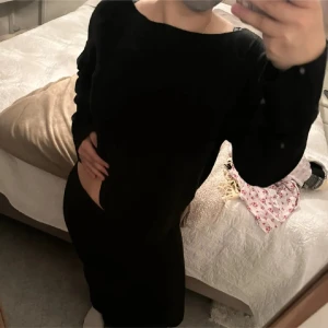 Grå  ribbad stickad set - Säljer en grå  ribbad stickad sett  med lång ärm och rund hals. Tröjan är kort och har en slim passform som framhäver figuren. Perfekt för dig som gillar en enkel men stilren look. Materialet är mjukt och stretchigt för extra komfort.