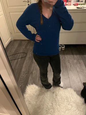 Blå kashmir v-ringad tröja John Lewis - Nypris ca 1200. Tror ej den finns affären längre. Snygg blå stickad tröja från John Lewis med v-ringad hals och lång ärm. Modellen är normal i passningen och har en enkel, klassisk look som funkar till jeans eller andra favoritplagg. Perfekt för dig som gillar stilrena och bekväma tröjor.