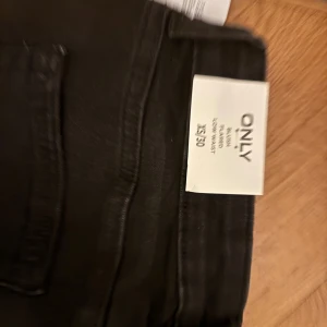 Svarta bootcut jeans från ONLY - Svarta jeans från ONLY i bootcut fit med låg midja. Storlek xs/30 