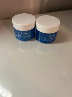 Lumene Nordic Hydra Hydra Gel Mask - Två burkar Lumene Nordic Hydra 72h Hydra Gel Mask, 15 ml vardera. Blå och vit plastförpackning med skruvlock. Perfekt för dig som vill boosta huden med fukt och fräsch känsla. Två för 70, en för 40kr