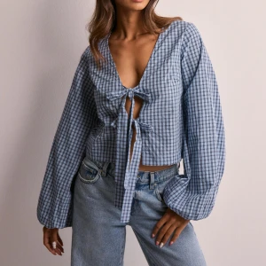 Blårutig blus med knyt från Nelly - Blus från Nelly aldrig använd 100kr+frakt. Storlek 36💙