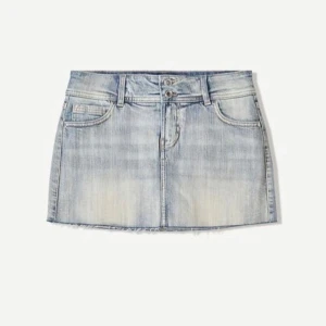 Ljusblå jeanskjol med inbyggda shorts från bershka - Snygg ljusblå kjol från bershka