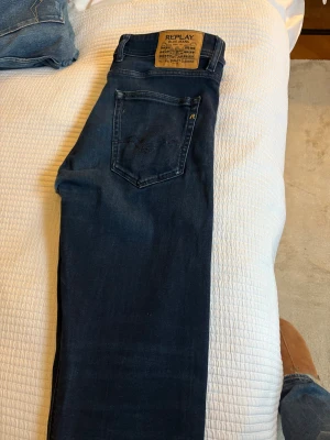 Replay och Nudie Jeans - Replay Anbass, Replay Grover och Nudie Jeans slim fit. Båda replay paren är i w33 l32, nudie är i w32 l32. Alla Jeans är i gott skick med tecken på användning men inget anmärkningsvärt annat än en liten defekt på Replay Grover jeansen. 250 kr för replay Grover, 300 För Replay Anbass och 500 för Nudie Jeansen. 1000 kr för alla jeansen tillsammans. 