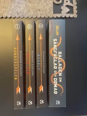 Hungerspelen, Fatta Eld, Revolt, Balladen om Sångfåglar och Ormar - Hunger games böckerna svensk utgåva av Suzanne Collins aldrig lästa rätt bra skick alla böcker för 150 eller 40 kr för en