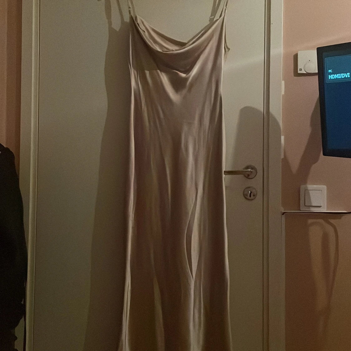 Champagnefärgad långklänning Boohoo - 3