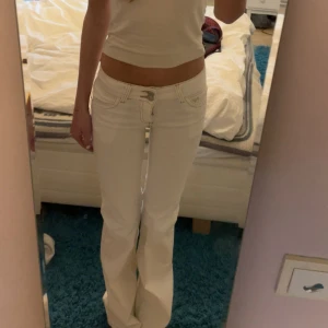 vita nelly jeans  - säljer mina vita nelly jeans med låg midja och bootcut, dom är sköna och har stretch, använda ett fåtal gånger.