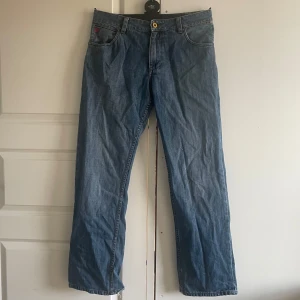 Unika quiksilver jeans - Jätte coola och unika jeans från quiksilver! Dem sitter snyggt och trycket på bakfickan lägger en unik twist på byxorna. Jeansen är raka i modellen. Dem är i bra skick förutom heelbiten, dom har varit till god användning av min lillebror och nu hoppas jag att någon kan njuta av dom så mycket som han gjorde🫶