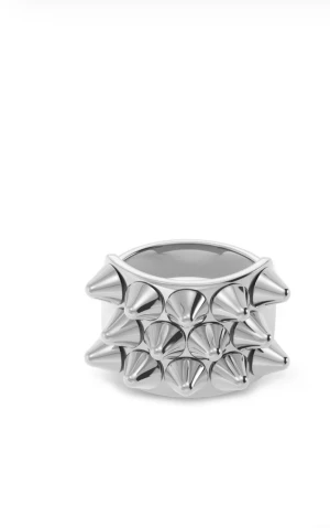 Edblads silverring med nitar STORLEK M - Priset kan diskuteras!!!Cool och edgy. Har använts lite men ser inte ut som om den har varit använd så mycket. Allt sitter kvar inget är sönder eller löst.