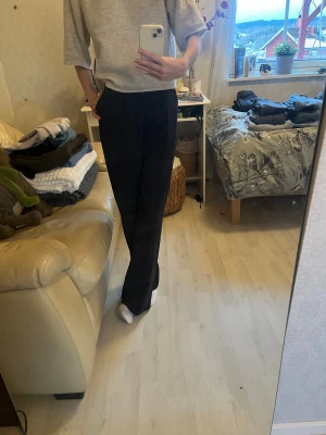 Kostym liknande byxor - Säljer kostym liknande byxor från Hm i mörkblå, eftersom de aldrig kommer till användning. Har endast använts få gånger.