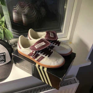 Wales bonner samba - Riktigt feta Wales bonner sambas i perfekt skick. Storlek 42 och pris kan diskuteras 🙌 (inte helt säker på äkthet pga köpta på plick)