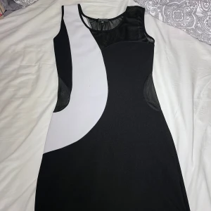 Svartvit klänning från Amisu - Snygg svart och vit klänning från Amisu med coola meshdetaljer upptill och vid sidorna. Klänningen  har en figurnära passform med grafiskt mönster. Storlek 42 men sitter bra på mig som är en 38🩷 Liten fläck, syns knappt men de sista bild!🩷