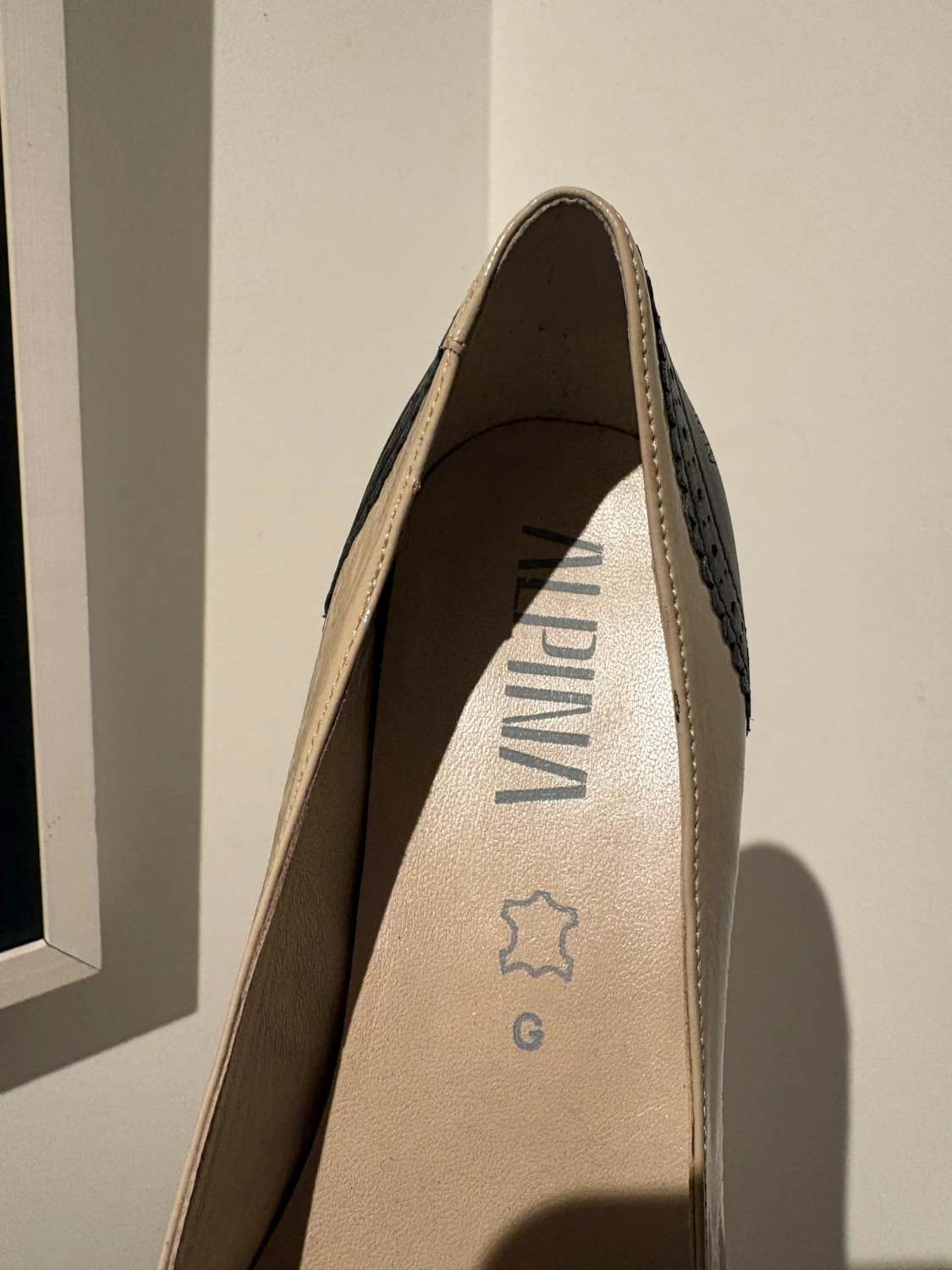 Beige och svarta pumps från Alpina - 2