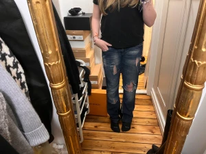 Blå ripped jeans från ONLY W30 L34 - Snygga blå jeans från ONLY med slitna och trasiga detaljer på benen. Modellen har klassisk femficksdesign, normal passform och raka ben. Jeansen är tillverkade i denim och har låg midja. Köpta på Vinted!