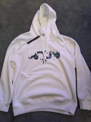 Amiri hoodie - En väldigt fin o skön hoodie från amiri som är väldigt varm.    Storlek XL men liten i storleken så skulle rekommendera storlek L/M