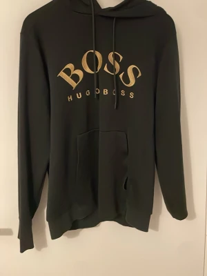 Hugo boss hoodie - Säljer min Hugo boss tröja på grund av att jag använder inte den längre och ville rensa garderoben om ni har några frågor så kan skriva i dm