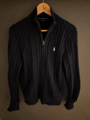 Ralph Lauren Zip - 🤩Sjukt snygg kabelstickad zip tröja säljes  ✅Plagget är noggrant kontrollerat av experter och är i toppenskick  👔Märke: Ralph Lauren   📐Passform: Står L men sitter som S Perfekt för den som vill utveckla och sin stil till nästa nivå eller bara vill ha ett plagg som håller högsta kvalitet.   ⚠️Skriv vid intresse eller frågor  Ö21