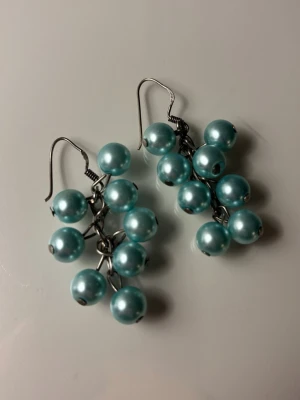 Örhängen med pärlor i turkos - 🦋