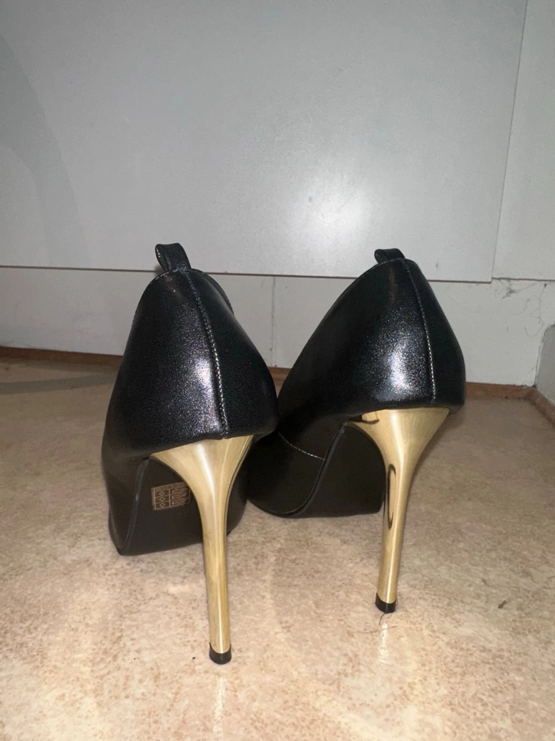 Svarta pumps med guldfärgade klackar - 2