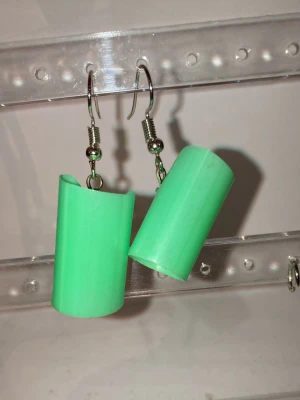 Örhängen  -  Handgjorda örhängen som görs av mig. Med en grön berlock. Frakten är ca 22-100kr beroende på vikten på produkten . Kontakta mig om du vill köpa.