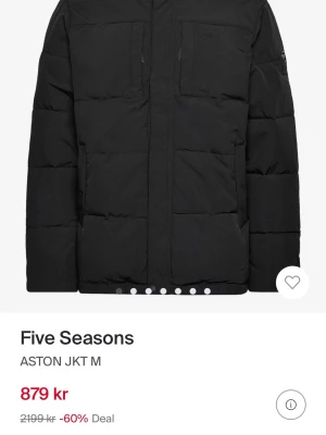 Svart pufferjacka från Five Seasons - Säljer en svart pufferjacka från Five Seasons som jag inte använder längre, jackan är i bra skick,Kan gå ner i pris/ Ny pris ligger på 2 tusen 