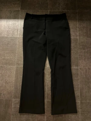 kostymbyxor  - Kostymbyxor från bikbok modell Vera! Storlek 40 egentligen, blivit upp sydd så passar runt 160 cm lång och sytt in för smalare midja, passar storlek 38 🥰 blivit använd, lite nopprig där nere men fortfarande superfina! 💕