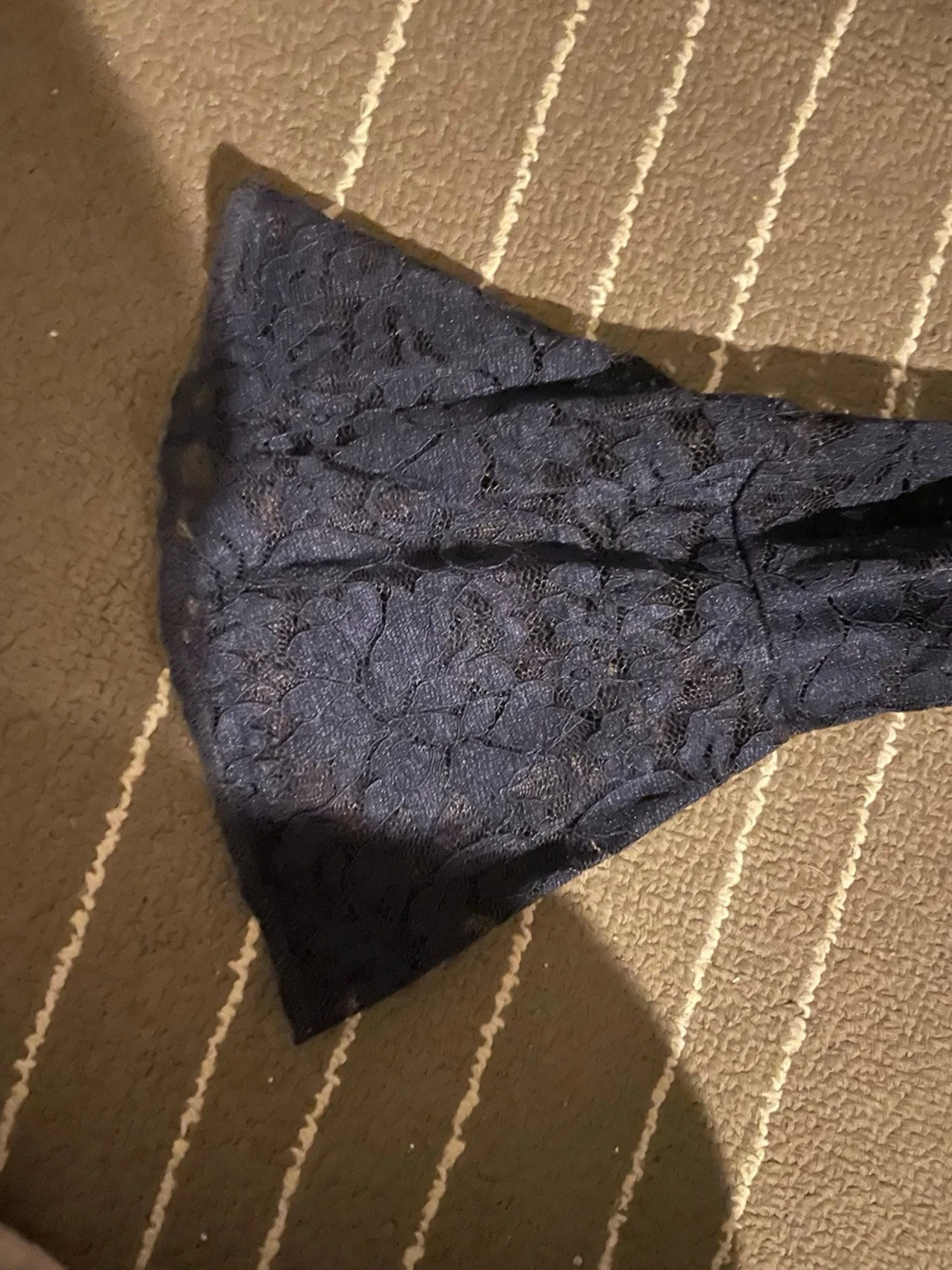 Mörkblå spetsblus med v-ringning - 2