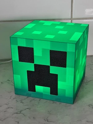 Cool Minecraft creeper lampa ! - En häftig minecraft creeper lampa som är perfekt till en minecraft älskare. Går att använda en powerbank så blir den portabel, men det ingår inte i priset. Den är 12x12x12 cm stor