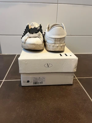 Valentino Rockstud sneakers vit/svart - tja! Säljer ett par Valentino Rockstud som är använda i två år. Fortfarande bra skick, allt på bild ingår