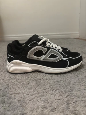 Skor svart o vit - Säljer ett par svart vita skor med dunder kvalité, man kan se lite användning men det förstör inte skorna snygga utseende, kan lova dig att kvaliten på skorna är sjuk!! om du har frågor eller vill diskutera pris skriv privat…..