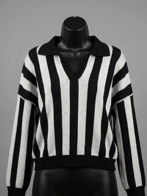 Randig svartvit pikétröja - Snygg pikétröja med breda svarta och vita ränder. Tröjan har en klassisk krage och v-ringning, samt långa ärmar. Perfekt för dig som gillar en sportig och trendig look. Ribbstickade muddar vid ärmslut och nederkant ger en schysst passform.