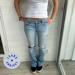 Ljusblå jeans med hål  - Ljusblå omsydda jeans med hål. Storlek: S. Midjemått: 38x2 cm innerbenslängd: 79 cm. 