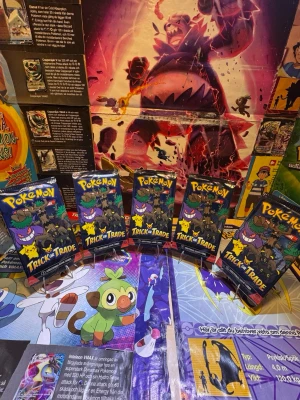 5st Pokémon Trick or Trade 2024Booster Packs - 5 stycken helt nya och oöppnade Booster Packs från den eftertraktade Pokémon ”Trick or Trade” Halloween-utgåvan 2024.  • Antal: 5 stycken oöppnade booster packs. • Innehåll: Varje pack innehåller 3 Pokémon-kort. • Specialutgåva: Varje kort har den exklusiva ”Pikachu Pumpkin”-stämpeln som endast finns i denna begränsade utgåva. • Samlarvärde: Utmärkt tillfälle att komplettera samlingen med populära kort som Gengar, Mewtwo och Pikachu. 
