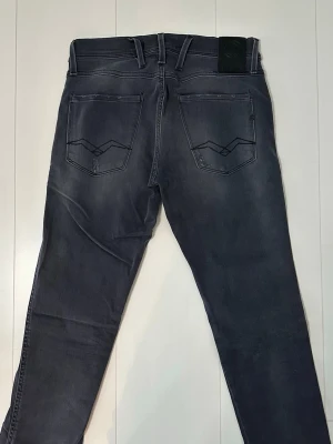 Replay anbsss jeans  - Replay anbass jeans | storlek 29/32 | skick 10/10 | fraktar via valfrit ombud på köparens bekostnad | hör av dig vid funderingar 