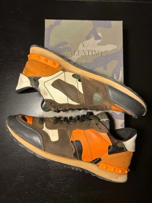 Valentino Rockrunner  - Säljer ett par sällsynta Valentino i väldigt bra skick. Nypris ligger på runt 6400kr så säljer dessa till ett suveränt pris. Skorna är endast använda fåtal gånger, originalbox medföljer. Skriv om ni har funderingar eller vill ha fler bilder :)