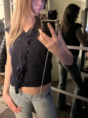 Mörkblå volang topp - Supersnygg topp med volang använd sparsamt. 