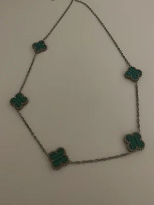 Grönt klöver halsband  - Grönt klöver halsband i silver, köpt utomlands 