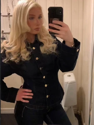 Jeansjacka  - Jätte fin trendig mörkblå jeansjacka i fint skick. Passar även till fest. Passar dig som är mellan xs-s men kan även användas vid stlr M (lite tight då). Säljer pga jag köpt en annan liknande.🌸