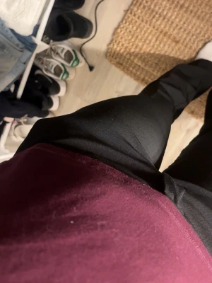 Svarta kostymbyxor Vera strl 38 - Säljer ett par svarta kostymbyxor från bikbok i modellen Vera i storlek 38. Byxorna har raka ben, normal passform och är lågmidjade 