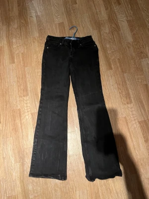 Svarta bootcut jeans från Bershka - Säljer ett par svarta jeans från Bershka i bootcut-modell. Säljer då jag inte har använding av dem. Köpta för 499. Passar mig som är 160