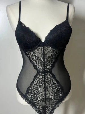 Svart populär spetsning från H&M - Super snygg spetsbody från H&M som är helt slutsåld. Perfekt till fest och kupan är 75B. Det är också push up i den  🥰 endast använd vid ett tillfälle! 