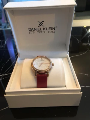 Helt ny klocka  - Äkta klocka som är helt ny endast testad. Du får med boxen och ett helt ny batteri. Jätte fint läder band och fina glitter detaljer på klockan. Nypris ca 900kr