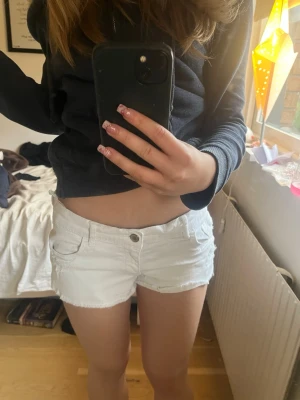 Vita jeansshorts Abercrombie & Fitch - Säljer ett par vita jeansshorts från Abercrombie & Fitch. De har låg midja och är perfekta till sommaren och riktigt snygga till crop tops eller hoodies. Jag har köpt second hand men aldrig använt, säljer eftersom de är för stora i midjan (de är w28) skriv om ni är intresserade eller har frågor 💗 pris kan diskuteras!