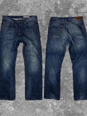 Jeans mörkblå wash  - Tja säljer dessa extremt schyssta jeans perfekt till alla tillfällen! Mått: A:42 B:72 C:28 D:23 E:19 (cm)  Skriv vid fundering 😊✌️