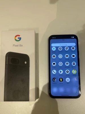 Google Pixel 8a - Google Pixel 8a har bytt batterit nyligen skärmen har lite sprickor men de påbörjar int nåt med funktionen på telefonen den e i svart med originalkartong. Telefonen är fullt fungerande men har sprickor i skärmen, vilket syns på bilderna. Baksidan och kanterna ser ut att vara i gott skick. Perfekt för dig som vill ha en kraftfull Android-telefon till ett bra pris.