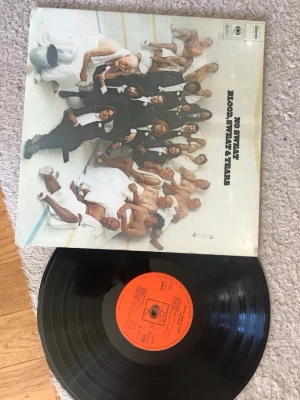 LPBlood  sweat and tears  i fint skick  - Bilden visar ett vinylalbum med omslaget till 'No Sweat' av Blood, Sweat & Tears. syns på bilden.